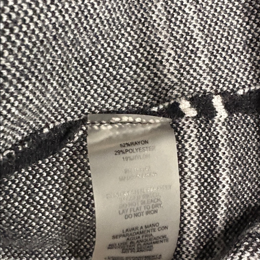 Sioni Black and White Checkered V-Neck collared Sweater - Picture 3 of 4